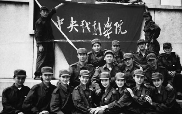 一部《隐秘的角落》，曝光秦昊和章子怡的关系，96班可真神奇！