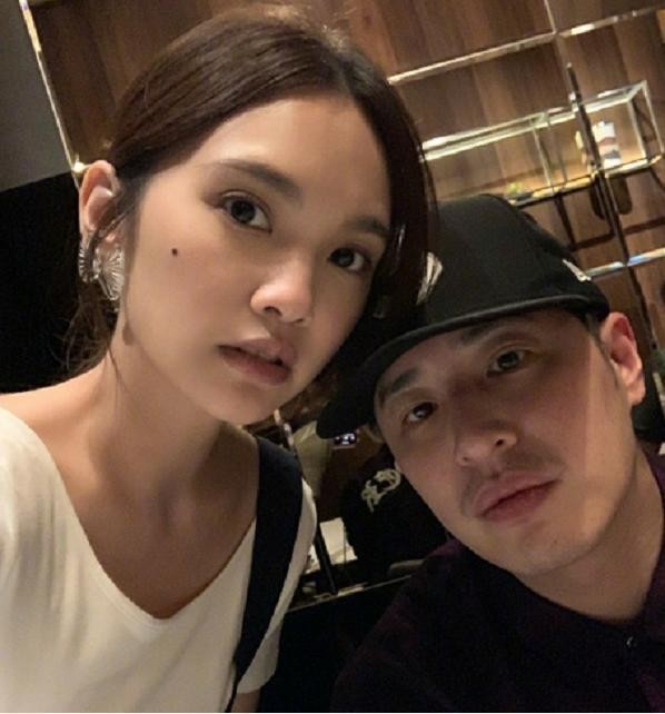 杨丞琳和潘玮柏深夜聚会，晒出两人合照，39岁的潘玮柏老了？