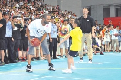 2013匹克中国行中，帕克与小球迷互动。