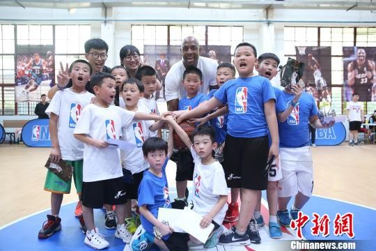 NBA名人堂巨星、7次入选NBA全明星阵容的传奇球星阿隆佐·莫宁21日晚现身杭州NBA球迷活动，在杭州三一球馆与现场球迷亲切互动，共同<a target=