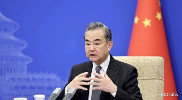俄罗斯记者提问，是否担心美俄靠拢？王毅外长的回答实在太精彩！