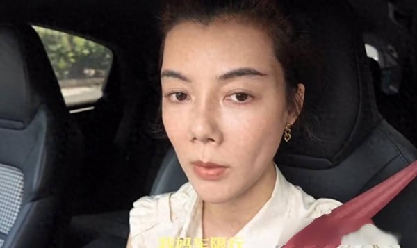 车晓曝光妈妈王丽云近况，69岁独居下厨，亲自招待女儿妹妹
