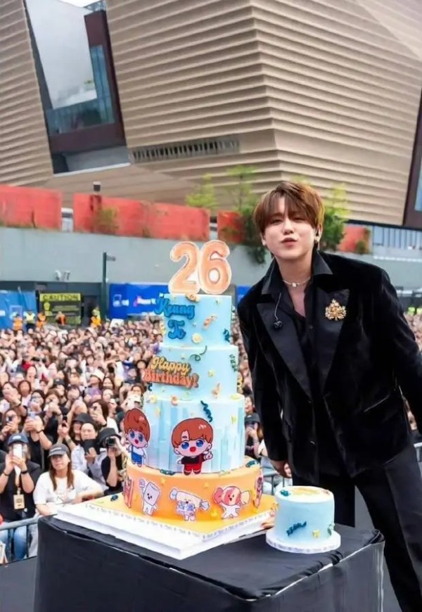 搜狐娱乐讯 4月30日是香港顶流姜涛的26岁生日，近日他在香港举办了生日会，超6000位粉丝到场应援，人气十分旺盛。