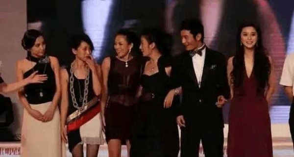 中国好闺蜜怎么定义？出席活动的站姿似乎说明了唐嫣和杨幂的友情