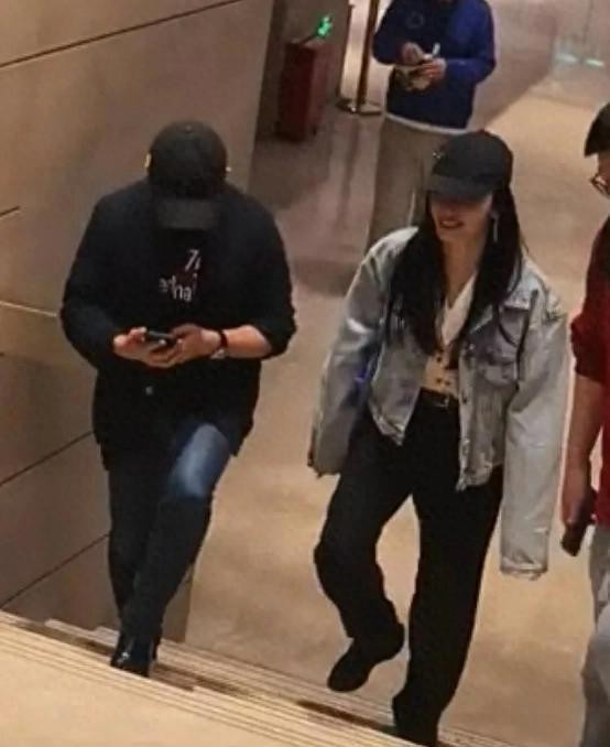 45岁姚晨与丈夫曹郁共同亮相，素颜状态依旧美丽，夫妻相愈发明显