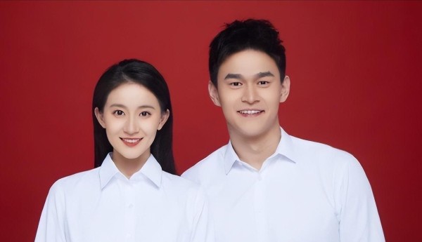 结婚照拍得太随意，网友：亲密又怎样，黄晓明两口子还不是离了