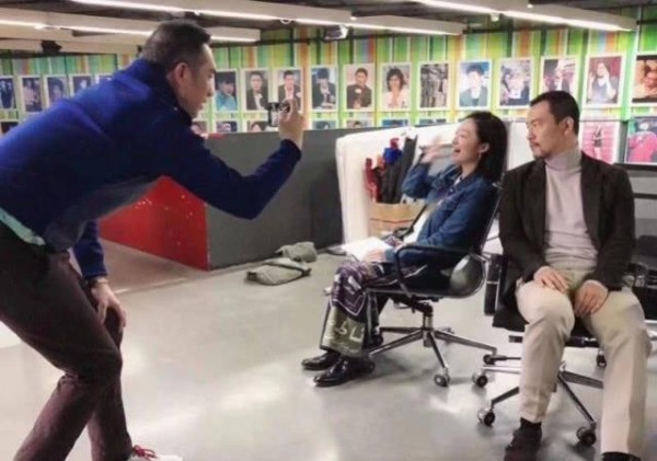 又一个别人家的明星老板！黄觉帮助理跟廖凡拍合照