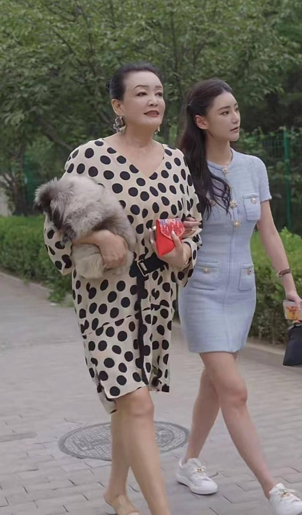 张兰度假晒黑又瘦，儿子带马筱梅血拼新衣