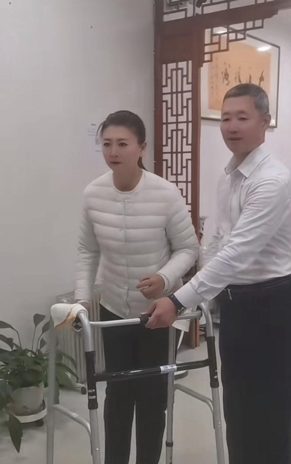 儿媳节俭品性获赞，闫学晶为何频频夸赞引争议