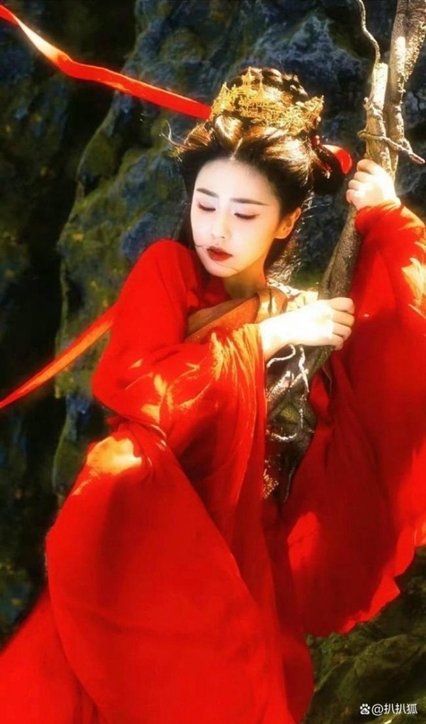 白鹿晒临江仙剧组团建照 女侠救美男引爆热搜