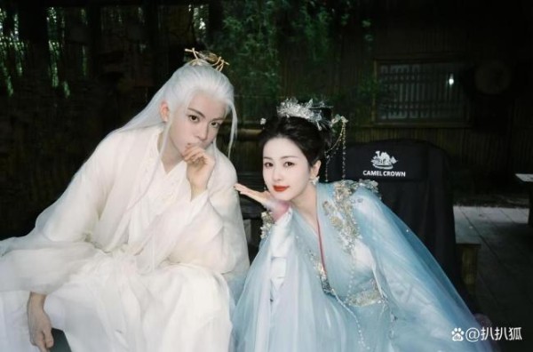 白鹿晒临江仙剧组团建照 女侠救美男引爆热搜