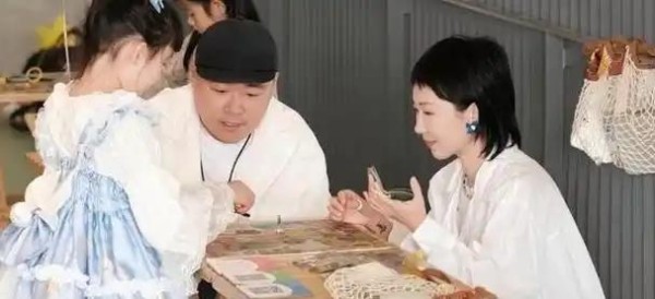 童星郝劭文首婚娶离异女，如今收养9岁继女，背后动机引人关注！