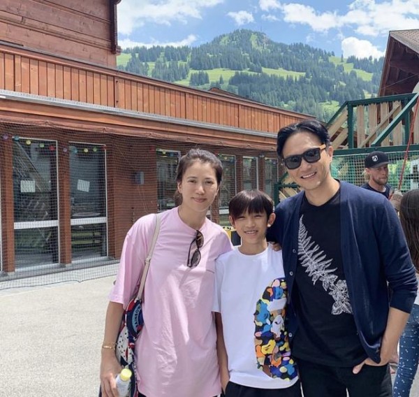 47岁袁咏仪晒全家近照，魔童遗传妈妈五官，还复刻张智霖标准笑容
