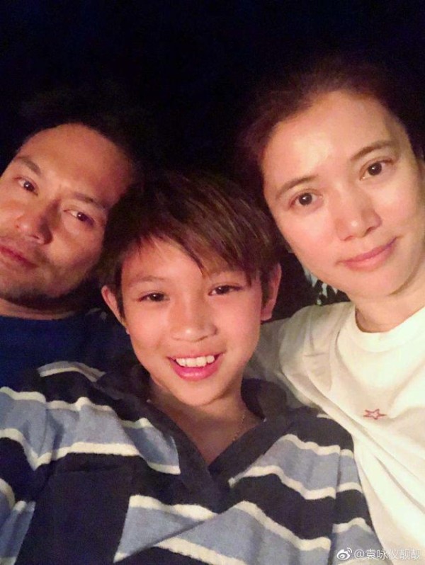 47岁袁咏仪晒全家近照，魔童遗传妈妈五官，还复刻张智霖标准笑容