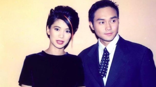 47岁袁咏仪晒全家近照，魔童遗传妈妈五官，还复刻张智霖标准笑容