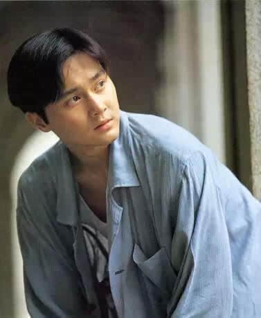 47岁袁咏仪晒全家近照，魔童遗传妈妈五官，还复刻张智霖标准笑容