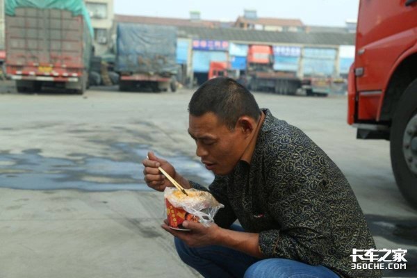 大明星邓超在车上 孩子却只想看爸爸！