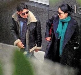 48岁天后王菲近照曝光, 原来谢霆锋每天跟这样的女人在一起!