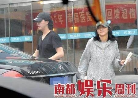 组图:李云迪女友曝光身材好姐弟恋疑修成正果