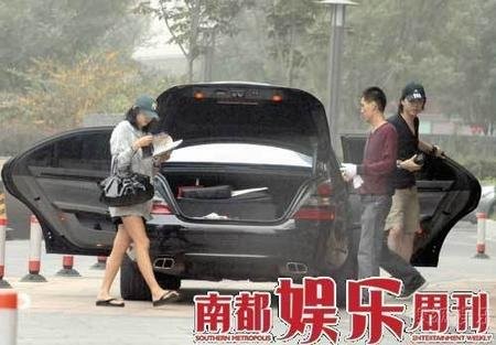 组图:李云迪女友曝光身材好姐弟恋疑修成正果
