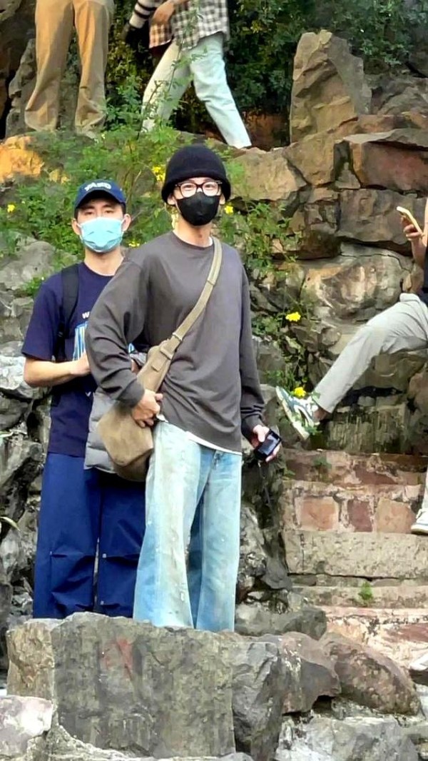 鲁迅公园偶遇白敬亭！本人超瘦，竟有令人意外的大胸肌！