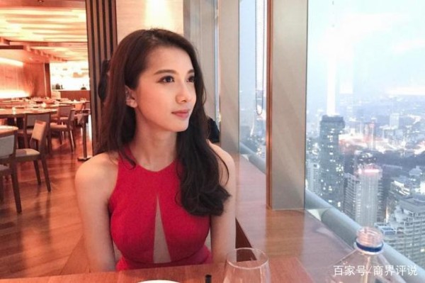 为香港豪门产子却没名分的明星，一个生3胎无缘，一个生4胎无缘
