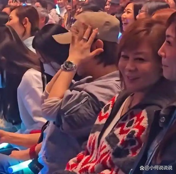 刘德华演唱会大咖助阵，关之琳罕露面状态佳，与朱丽倩同台无芥蒂