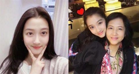 明星和妈妈有多像?杨幂只有脸型像,而关晓彤看到未来的自己