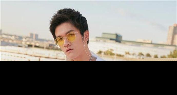 若风公布恋情女友竟是戚蓝尹 晒亲密合影示爱似好事将近
