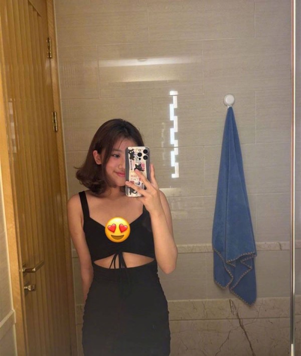 贾静雯17岁女儿梧桐妹照片曝光<strong></p><p>贾静雯</strong>，身材凹凸有致，公开找帅哥男友