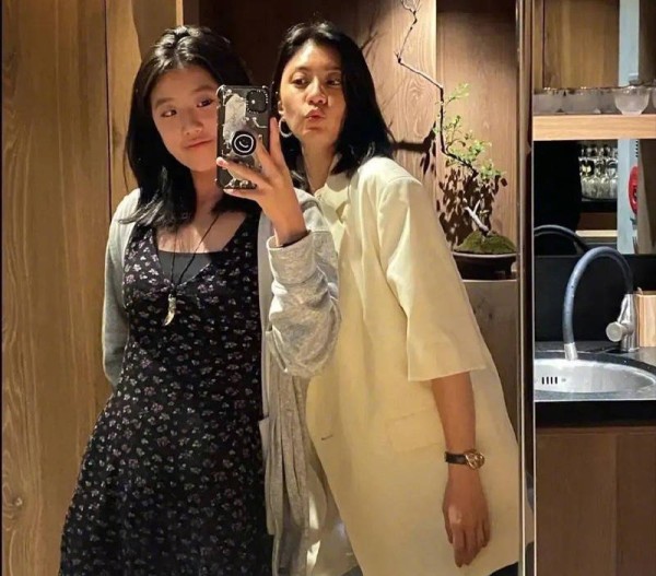 贾静雯17岁女儿梧桐妹照片曝光<strong></p><p>贾静雯</strong>，身材凹凸有致，公开找帅哥男友