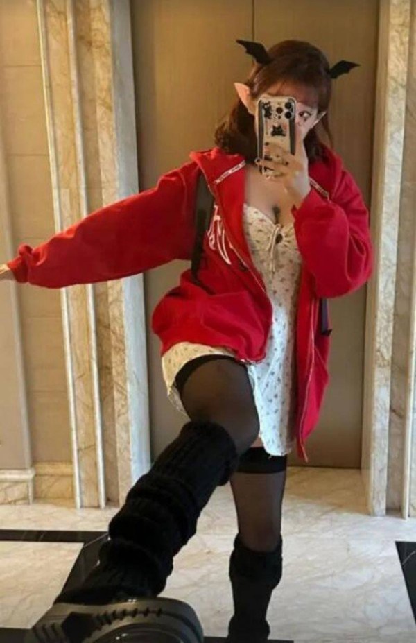 贾静雯17岁女儿梧桐妹照片曝光<strong></p><p>贾静雯</strong>，身材凹凸有致，公开找帅哥男友