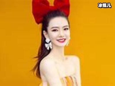 粉丝机场接机闹出怪事，戚薇高情商解决！