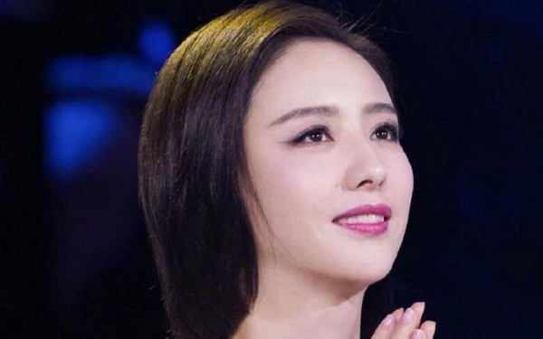 明星公共场合如何说话？佟丽娅言论引争议，《浪姐》黄晓明成模板