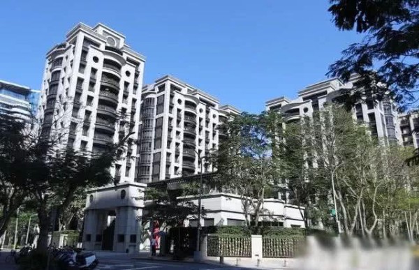 庾澄庆对二婚妻子宠爱备至，买过亿豪宅送妻儿做郭台铭的邻居
