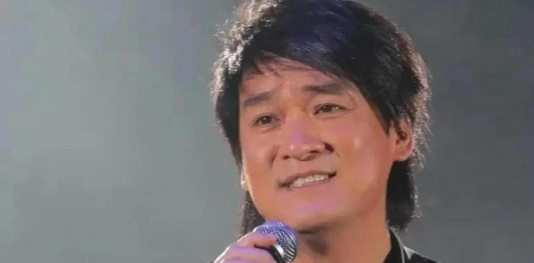 「浮云」某次春晚彩排上，音乐巨星周华健主动向殷秀梅问好：殷
