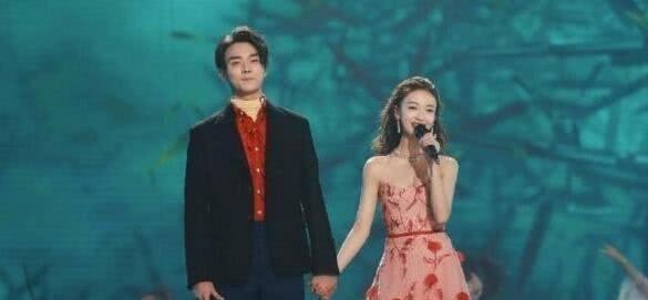 跨年晚会多位明星“对口假唱”，59岁周华健真唱却被喊快下去？