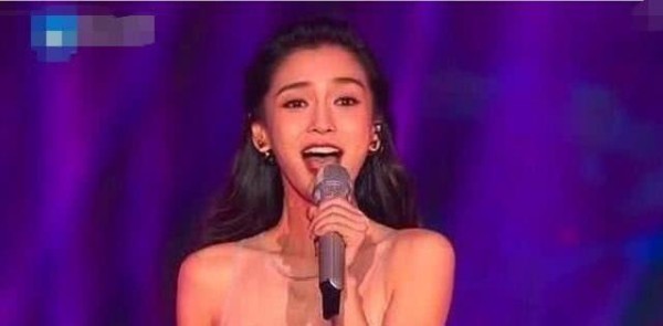 跨年晚会多位明星“对口假唱”，59岁周华健真唱却被喊快下去？