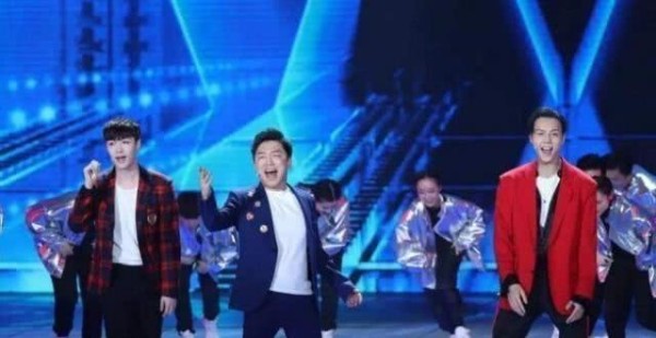跨年晚会多位明星“对口假唱”，59岁周华健真唱却被喊快下去？