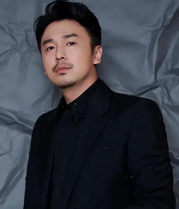 雷佳音为啥出道多年没绯闻，看看妻子是谁就清楚了，有点出人意料