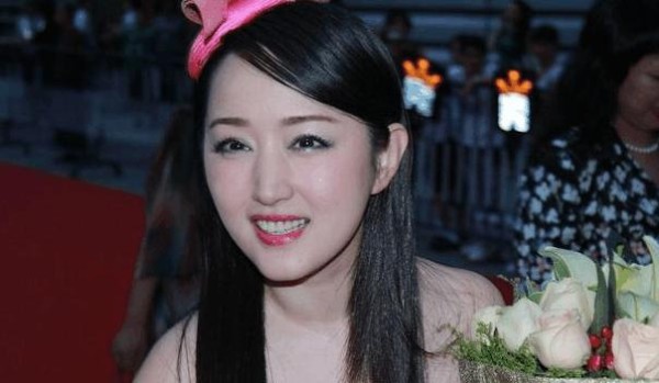 46岁杨钰莹感情扑朔迷离, 恋爱经历和郭晶晶如出一辙