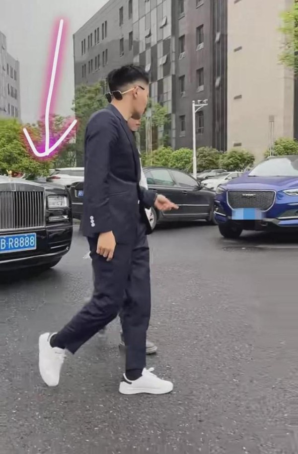 诚信大使不诚信，网红衣哥套用车牌，好几辆车都只用了两个车牌号-有驾