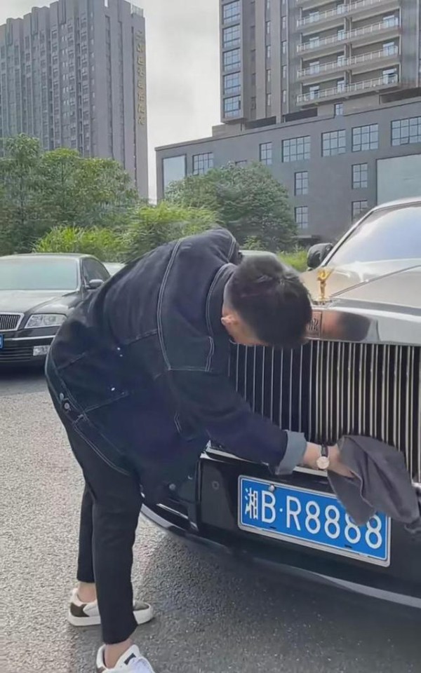 诚信大使不诚信，网红衣哥套用车牌，好几辆车都只用了两个车牌号-有驾