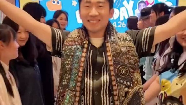 杨迪生日会变身闺蜜聚会，与粉丝家常互动