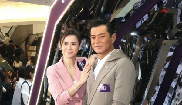 古天乐和“女友”出席活动，脸部僵硬引热议，网友：你不要再折腾