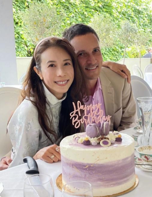 52岁莫文蔚近况曝光，与初恋老公同框秀恩爱，感情观令人佩服