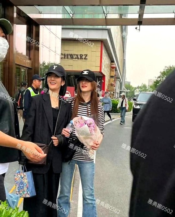 北京偶遇谢娜李小冉被传闹掰10年的闺蜜又勾肩搭背的和好如初了？
