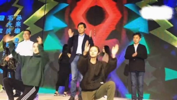 网友:我不允许你没看过雷总跳舞