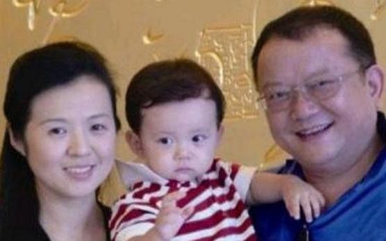 辈分混乱的4组明星家庭，他前妻比大女儿还小，他外孙跟儿子同岁