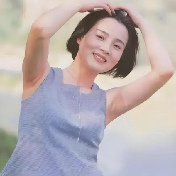 怀孕期间丈夫出轨，独自抚养女儿24年，演员赵明明有多可惜？